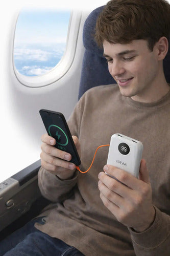 Power Bank Irm Ir49 De 10000 Mah Con Carga Rápida Y Cables Integrados Para iPhone Y Android Blanco