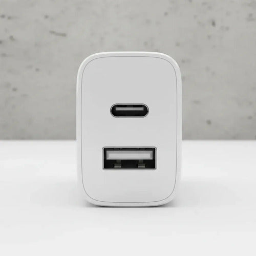 Cargador De Pared Diegmark 35w Con 2 Puertos Usb Y Usb-c Para Celulares Blanco